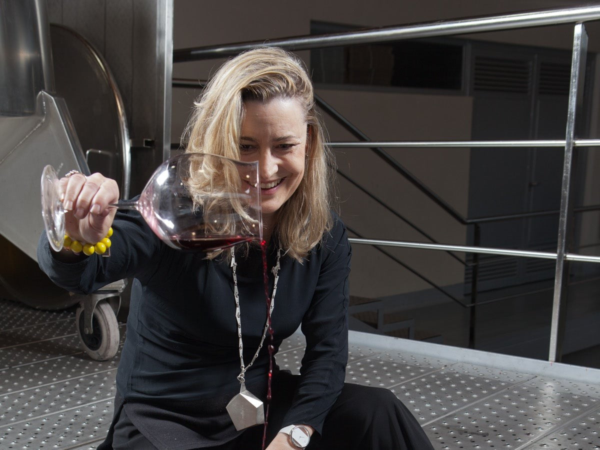 María José Yravedra, Önologin bei Ronsel do Sil, mit einem Glas Rotwein im Keller