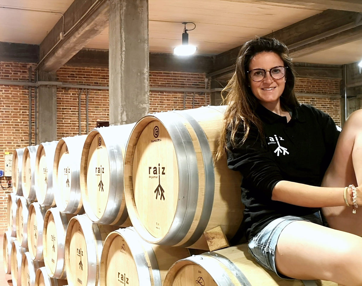 Mapi Melado, Önologin von Raíz de Guzmán, zwischen Barriques im Keller