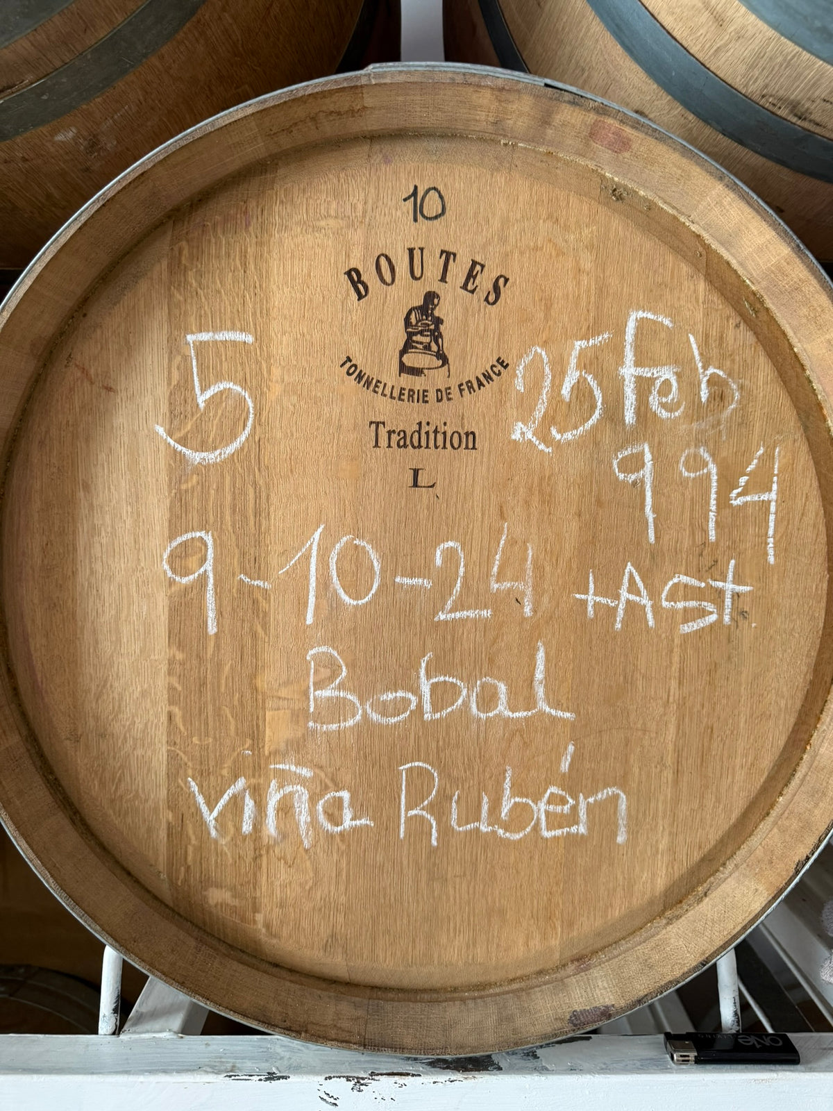 Barrique mit Kreideaufschrift «Bobal Viña Rubén» im Keller von Verónica Romero