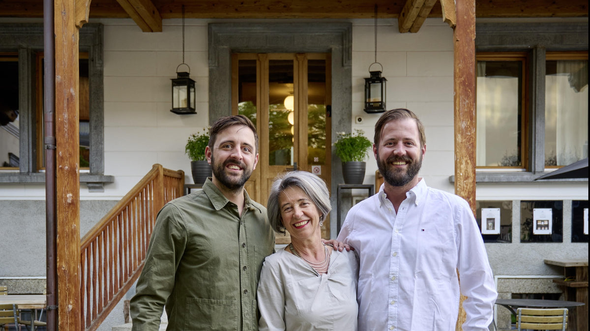 Suzanne, Gian und Nico Gross vor der Pensiun Aldier in Sent