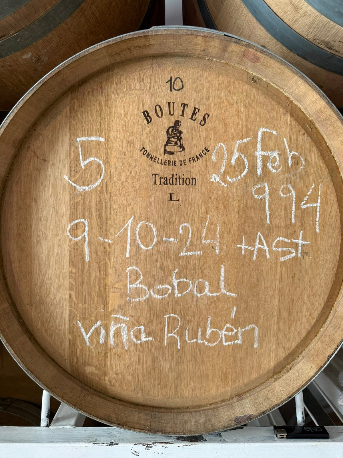Barrique marquée à la craie «Bobal Viña Rubén» dans la cave de Verónica Romero