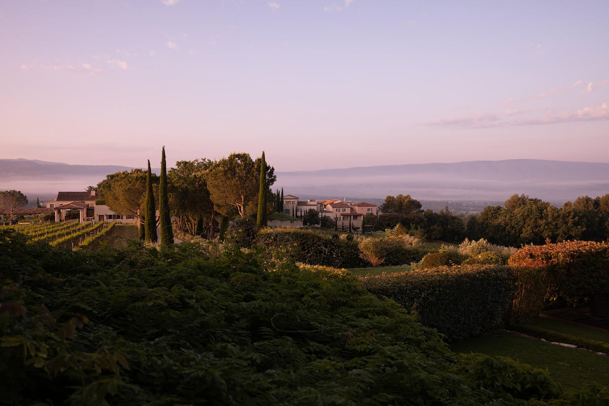 Die Domaine de la Coquillade in Gargas in der Abenddämmerung