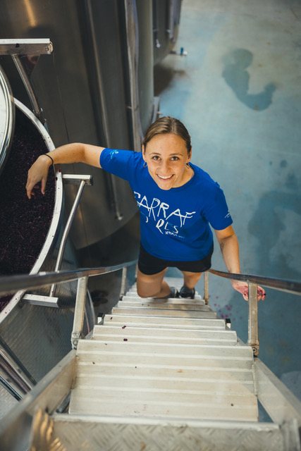 Júlia Esteva auf der Treppe am Gärtank von Can Ràfols dels Caus