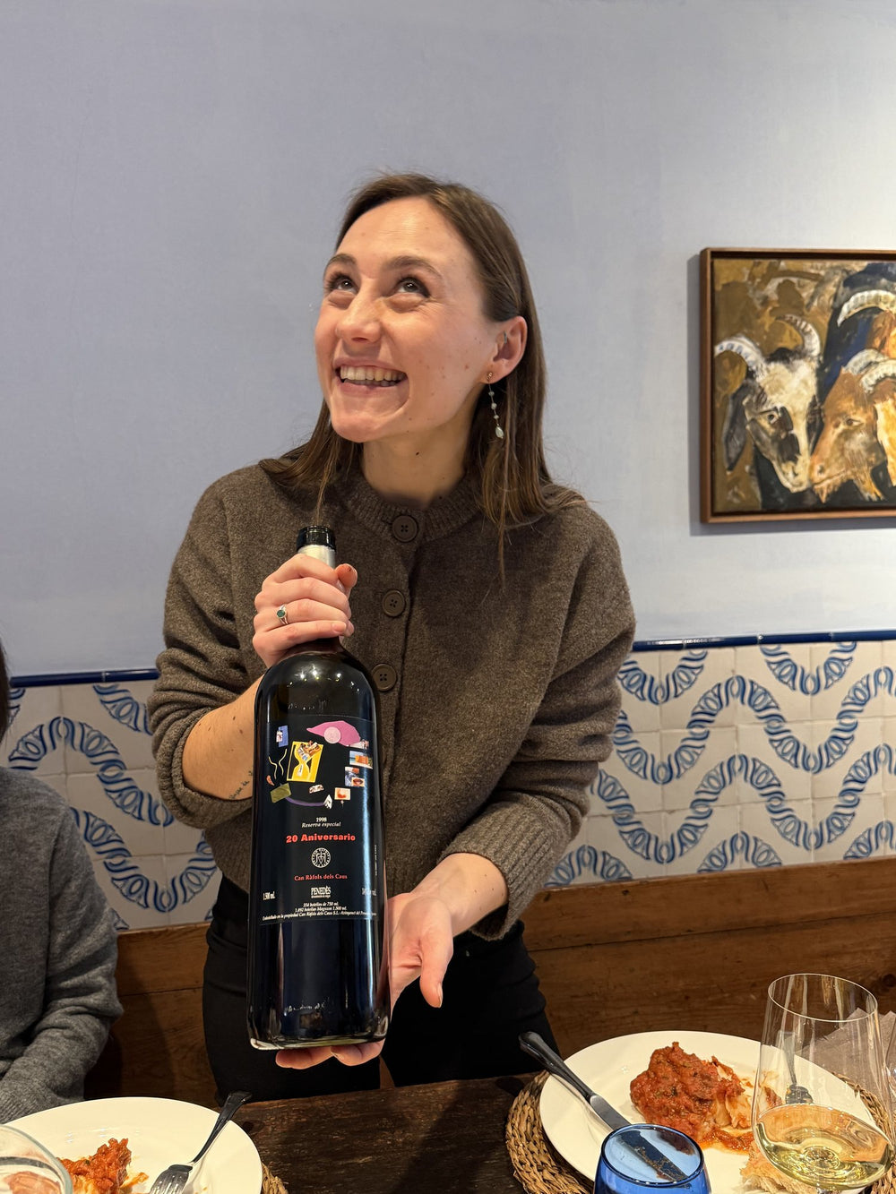 Júlia Esteva von Can Ràfols dels Caus mit einer Flasche ihres Weins