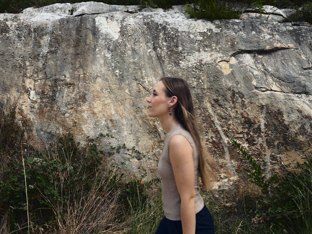 Júlia Esteva vor einem Kalkfelsen im Massís del Garraf