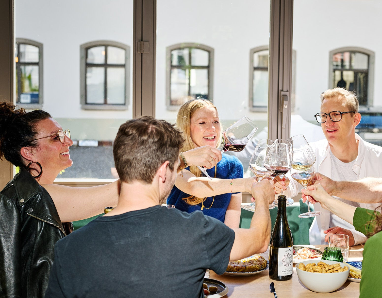 Die Uncork-me-now-Gründerin Caroline mit einem Glas Rotwein
